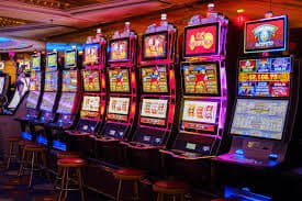 Antarmuka aplikasi mobile slot 858 menampilkan layar login dan menu permainan utama